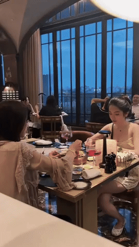 "Cam thường" tóm gọn Quang Hải lái xế hộp bạc tỷ đón Chu Thanh Huyền, nhan sắc nàng WAG sang chảnh gây chú ý- Ảnh 4.