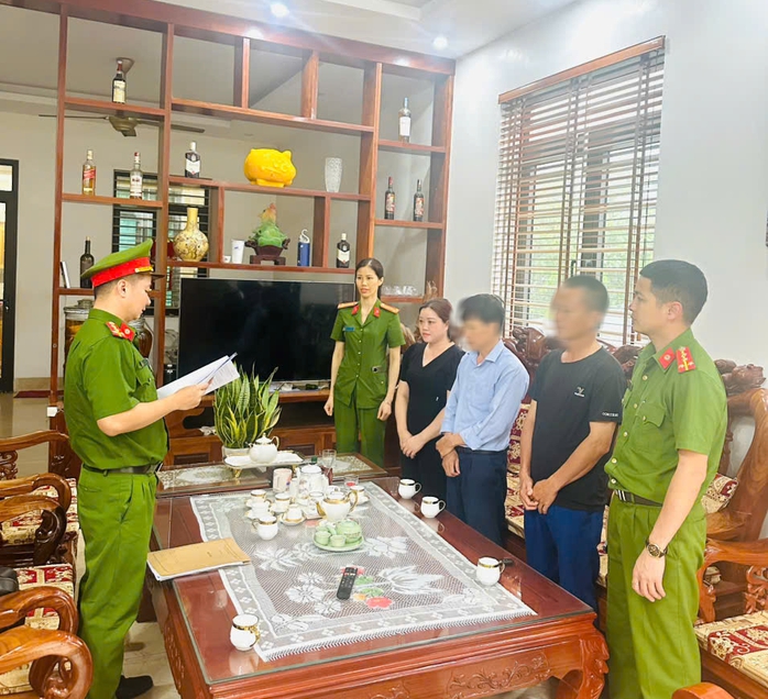 Khởi tố nữ chủ xưởng sản xuất hàng loạt đồ ăn vặt "sạch, ngon" giả- Ảnh 1.