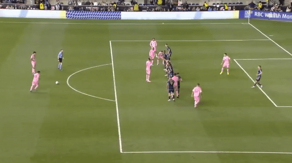 Messi lập tuyệt phẩm sút phạt giải cứu Inter Miami- Ảnh 1.