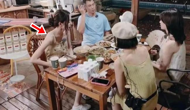 “Mỹ nhân đẹp nhất showbiz” tiều tụy héo mòn vì siết cân đến trơ cả xương- Ảnh 4.