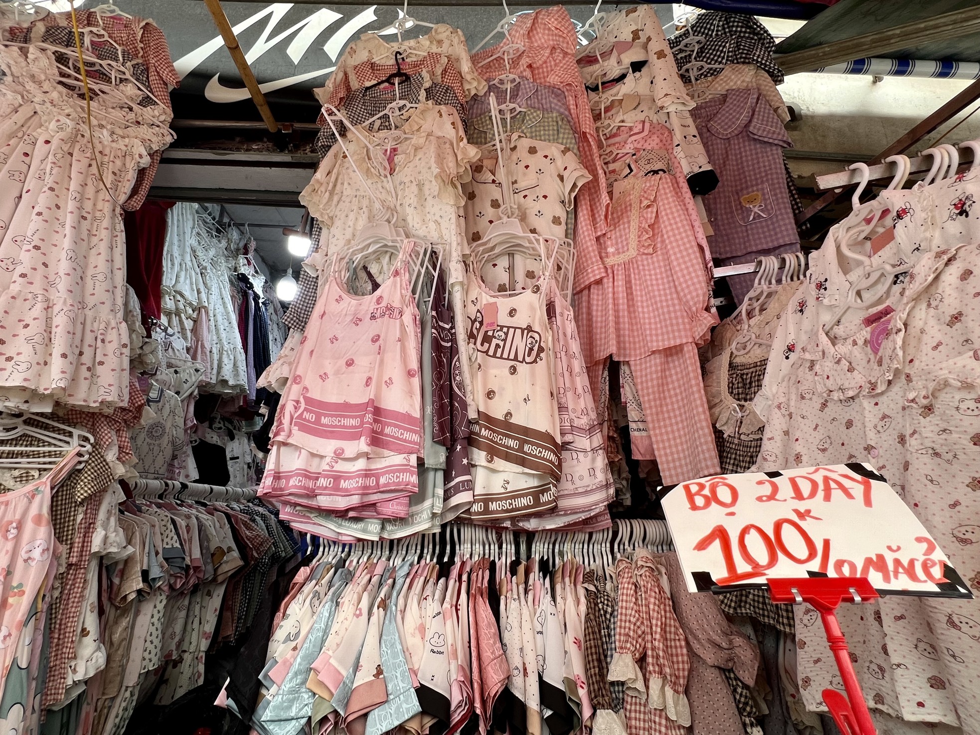 Bên trong khu chợ bán đồ gắn mác Dior, Gucci, Adidas giá vài chục nghìn đồng- Ảnh 5.