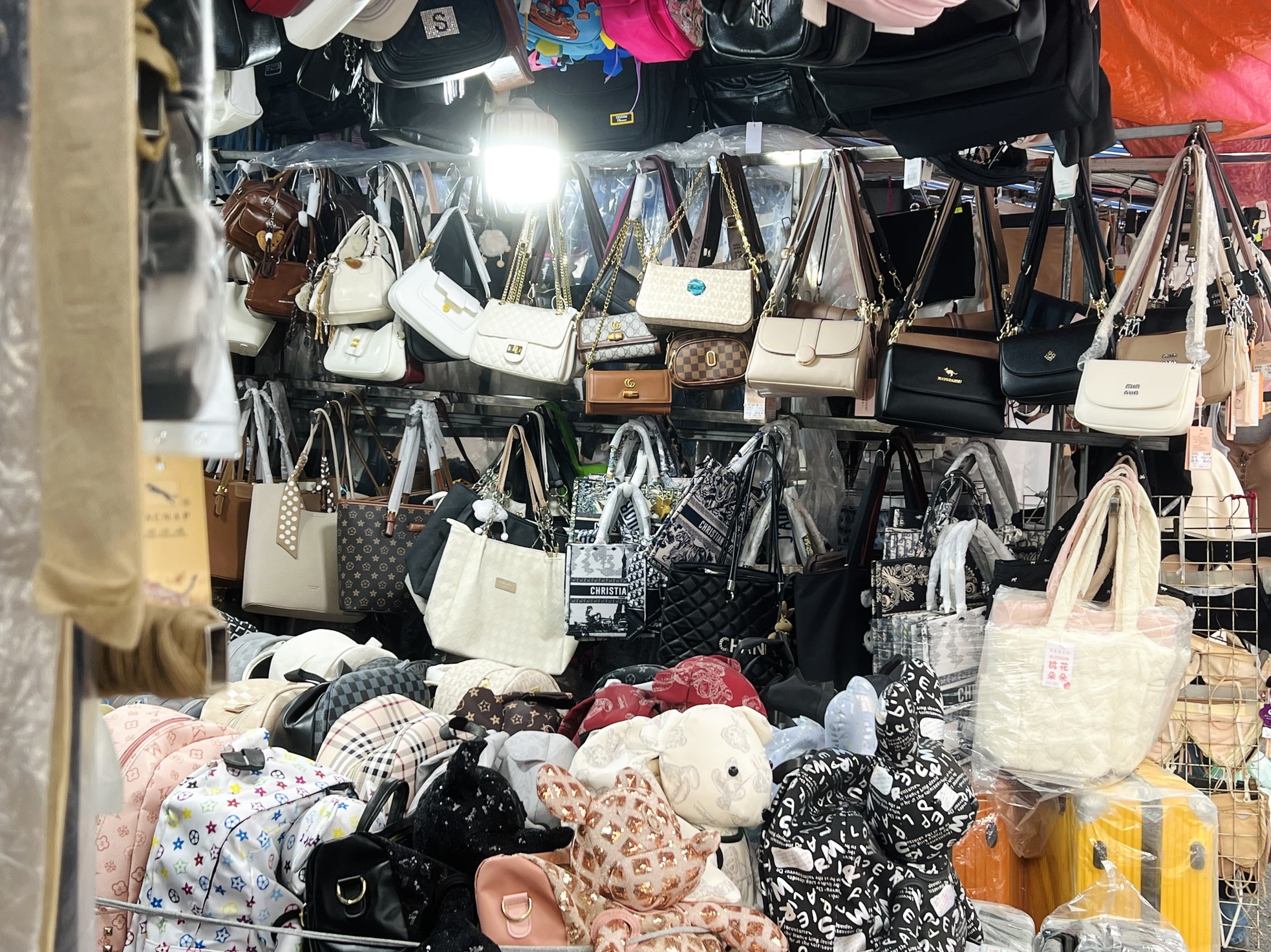Bên trong khu chợ bán đồ gắn mác Dior, Gucci, Adidas giá vài chục nghìn đồng- Ảnh 3.