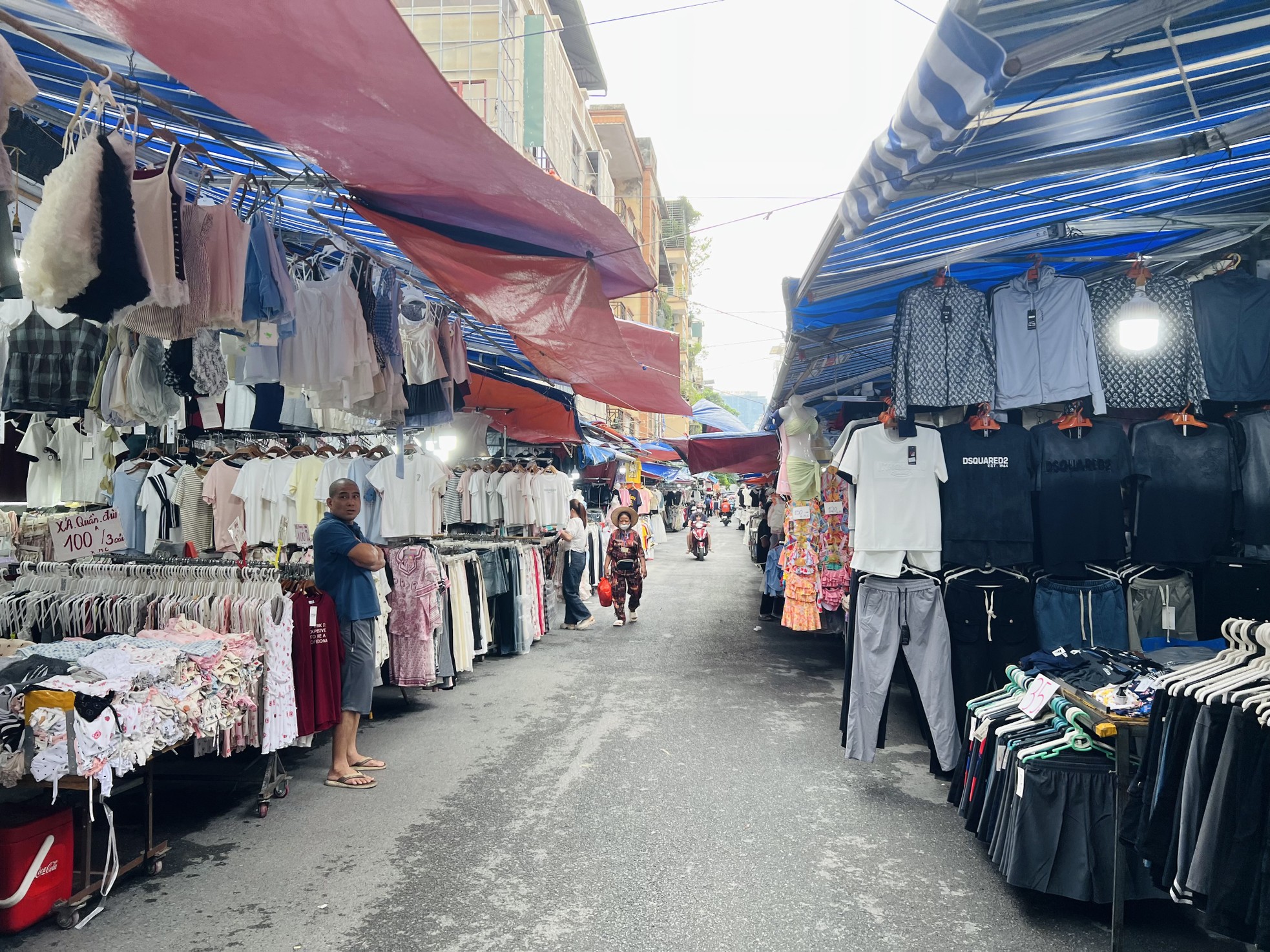 Bên trong khu chợ bán đồ gắn mác Dior, Gucci, Adidas giá vài chục nghìn đồng- Ảnh 2.