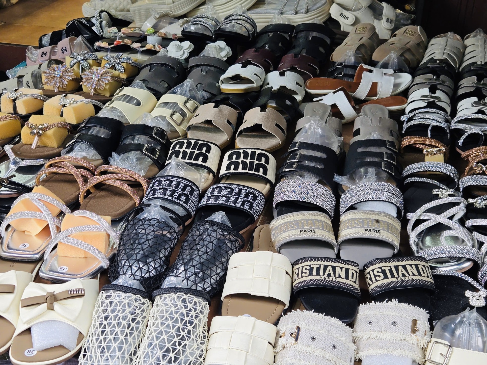 Bên trong khu chợ bán đồ gắn mác Dior, Gucci, Adidas giá vài chục nghìn đồng- Ảnh 8.