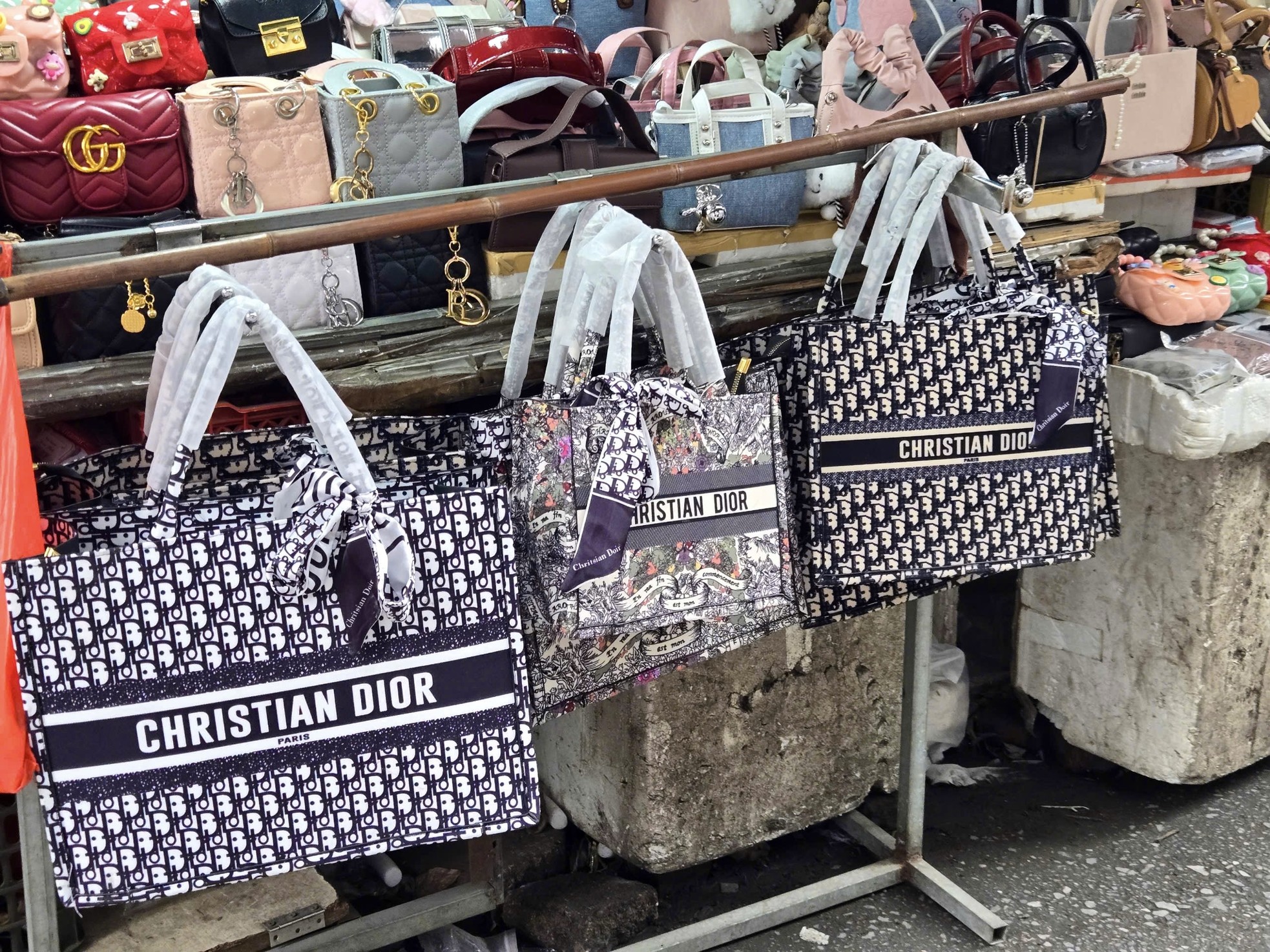 Bên trong khu chợ bán đồ gắn mác Dior, Gucci, Adidas giá vài chục nghìn đồng- Ảnh 7.