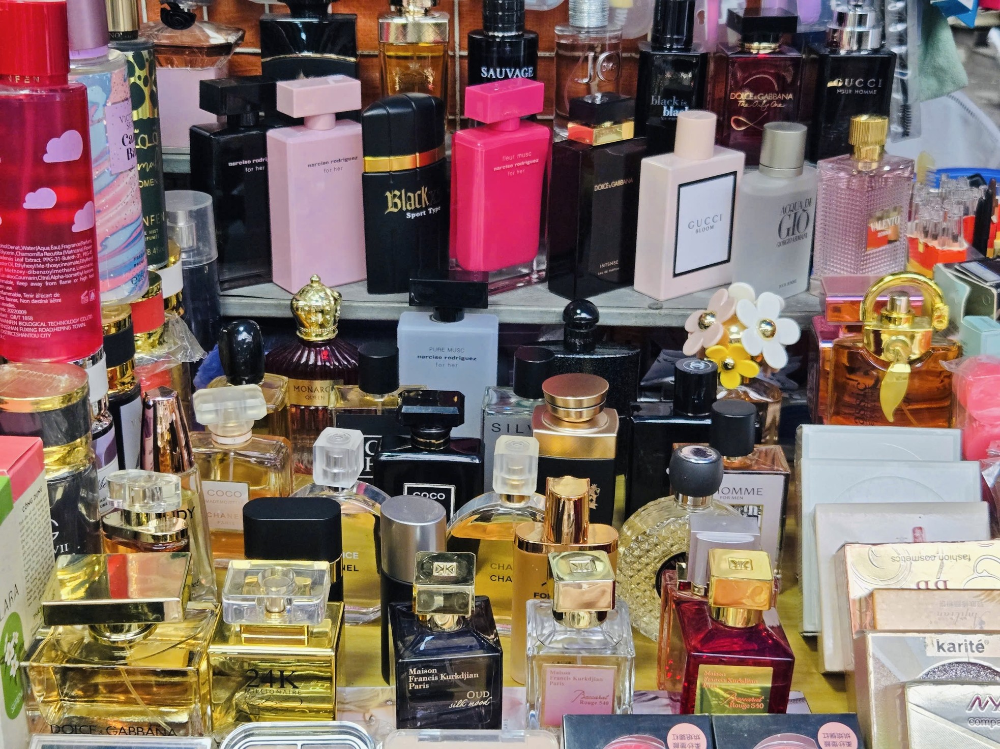 Bên trong khu chợ bán đồ gắn mác Dior, Gucci, Adidas giá vài chục nghìn đồng- Ảnh 10.
