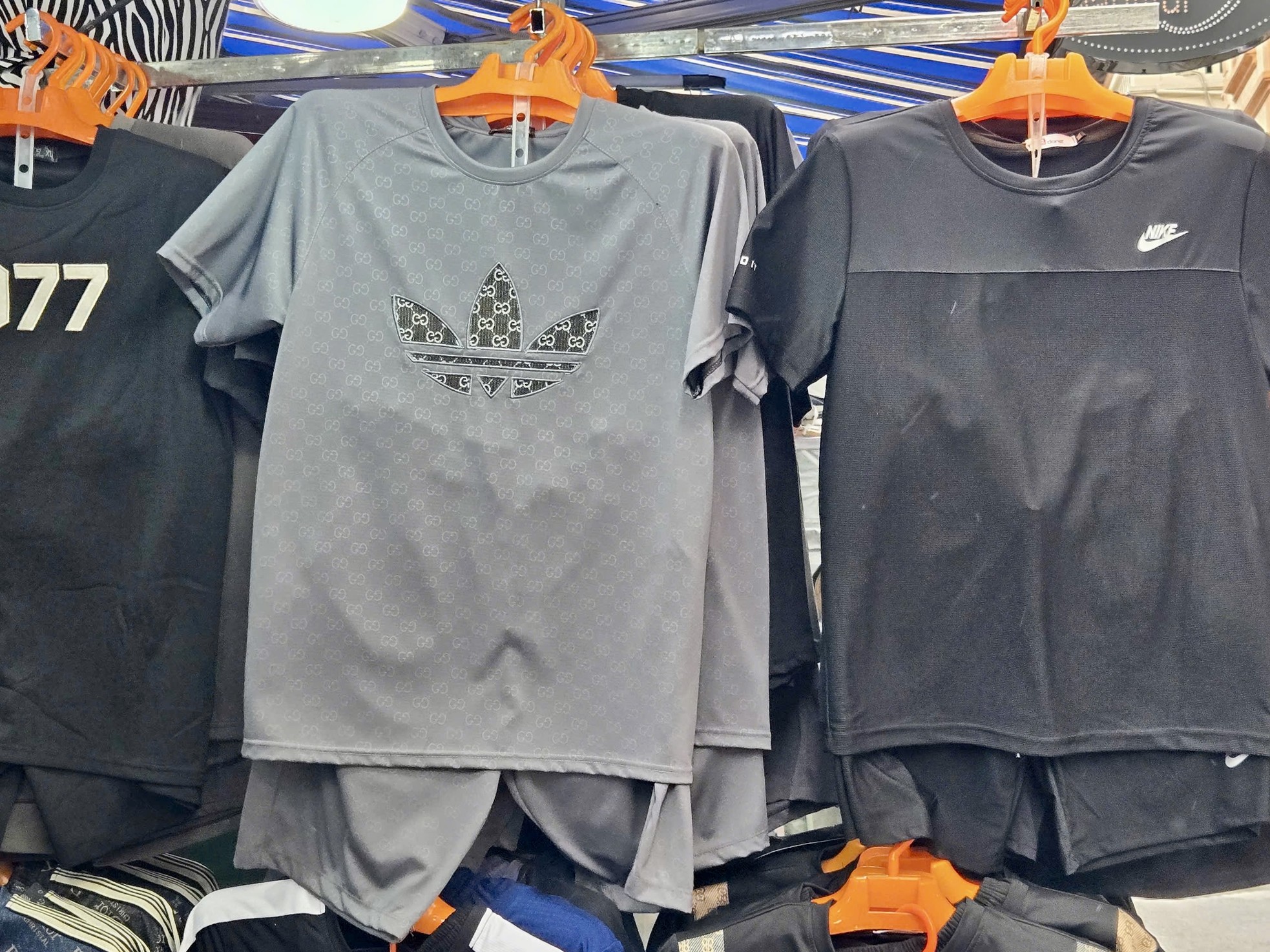 Bên trong khu chợ bán đồ gắn mác Dior, Gucci, Adidas giá vài chục nghìn đồng- Ảnh 16.