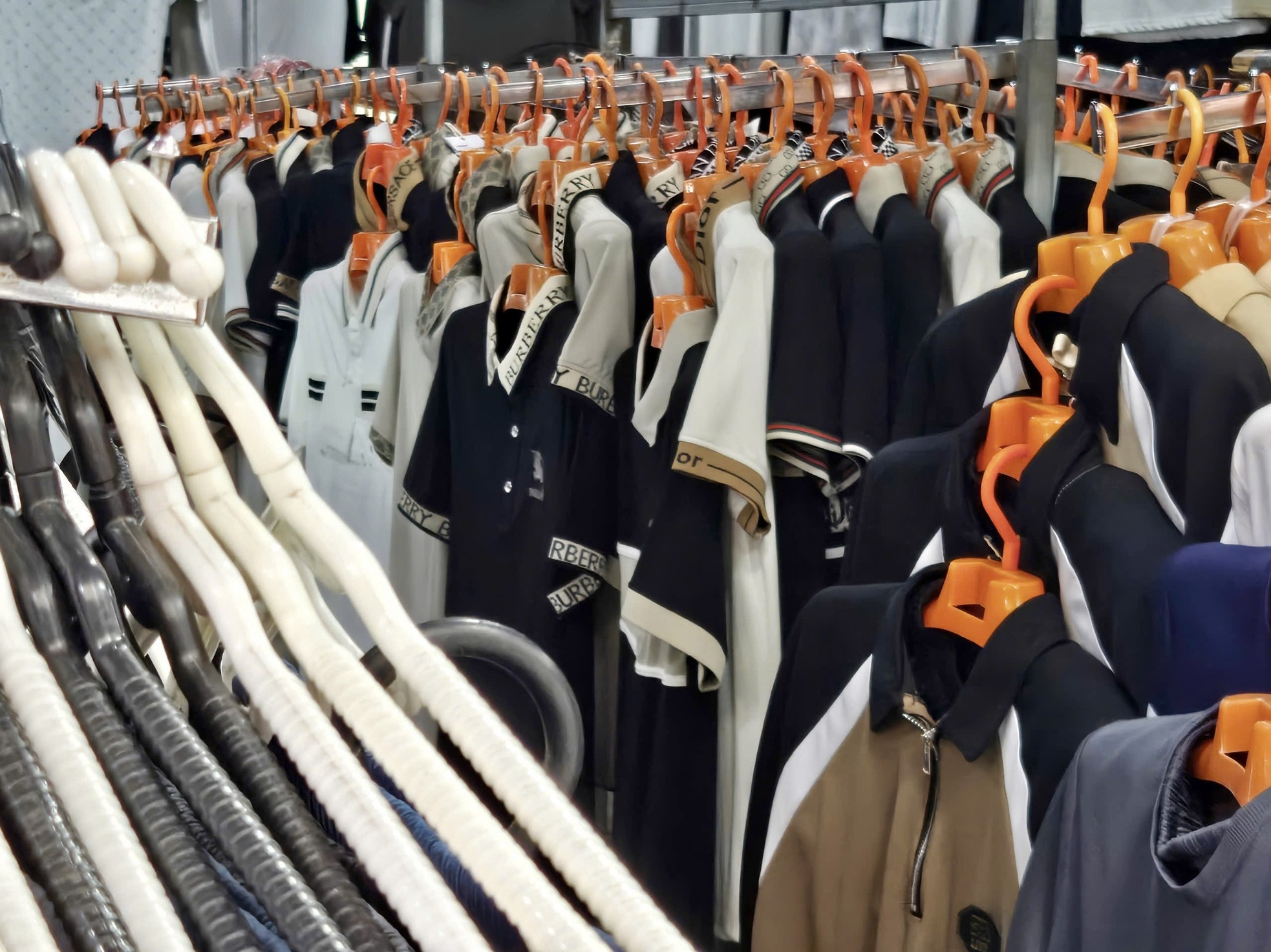 Bên trong khu chợ bán đồ gắn mác Dior, Gucci, Adidas giá vài chục nghìn đồng- Ảnh 17.