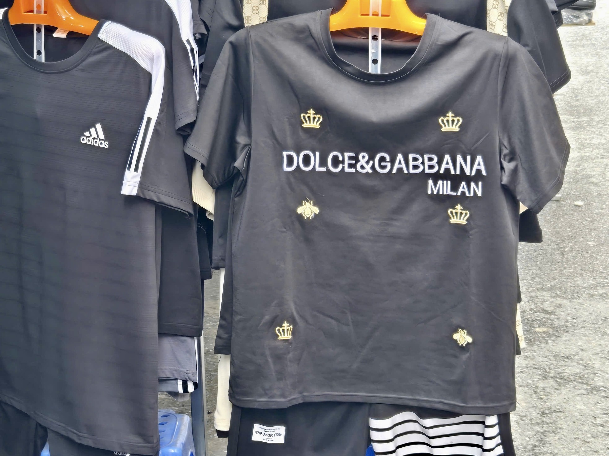 Bên trong khu chợ bán đồ gắn mác Dior, Gucci, Adidas giá vài chục nghìn đồng- Ảnh 18.
