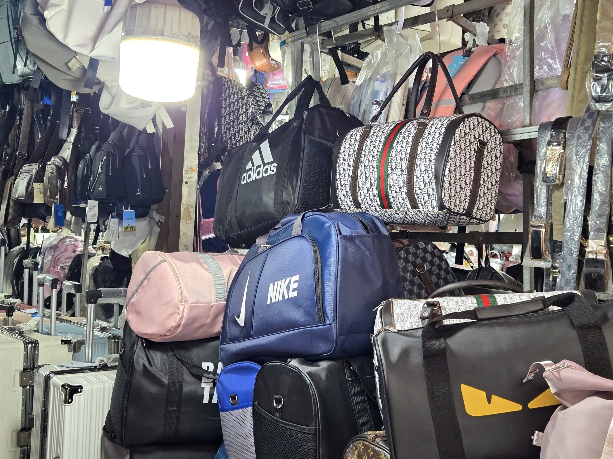 Bên trong khu chợ bán đồ gắn mác Dior, Gucci, Adidas giá vài chục nghìn đồng- Ảnh 11.