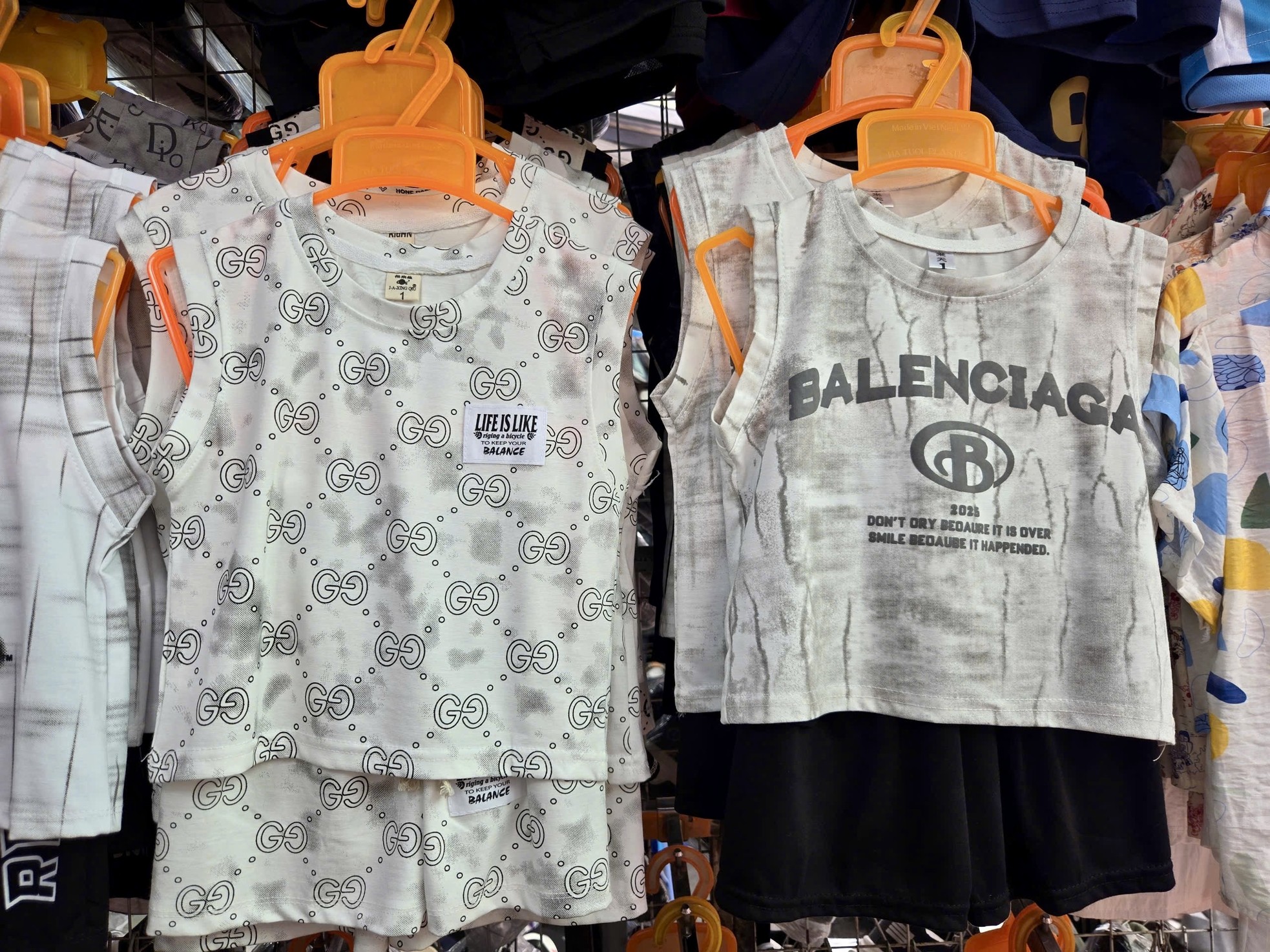 Bên trong khu chợ bán đồ gắn mác Dior, Gucci, Adidas giá vài chục nghìn đồng- Ảnh 12.