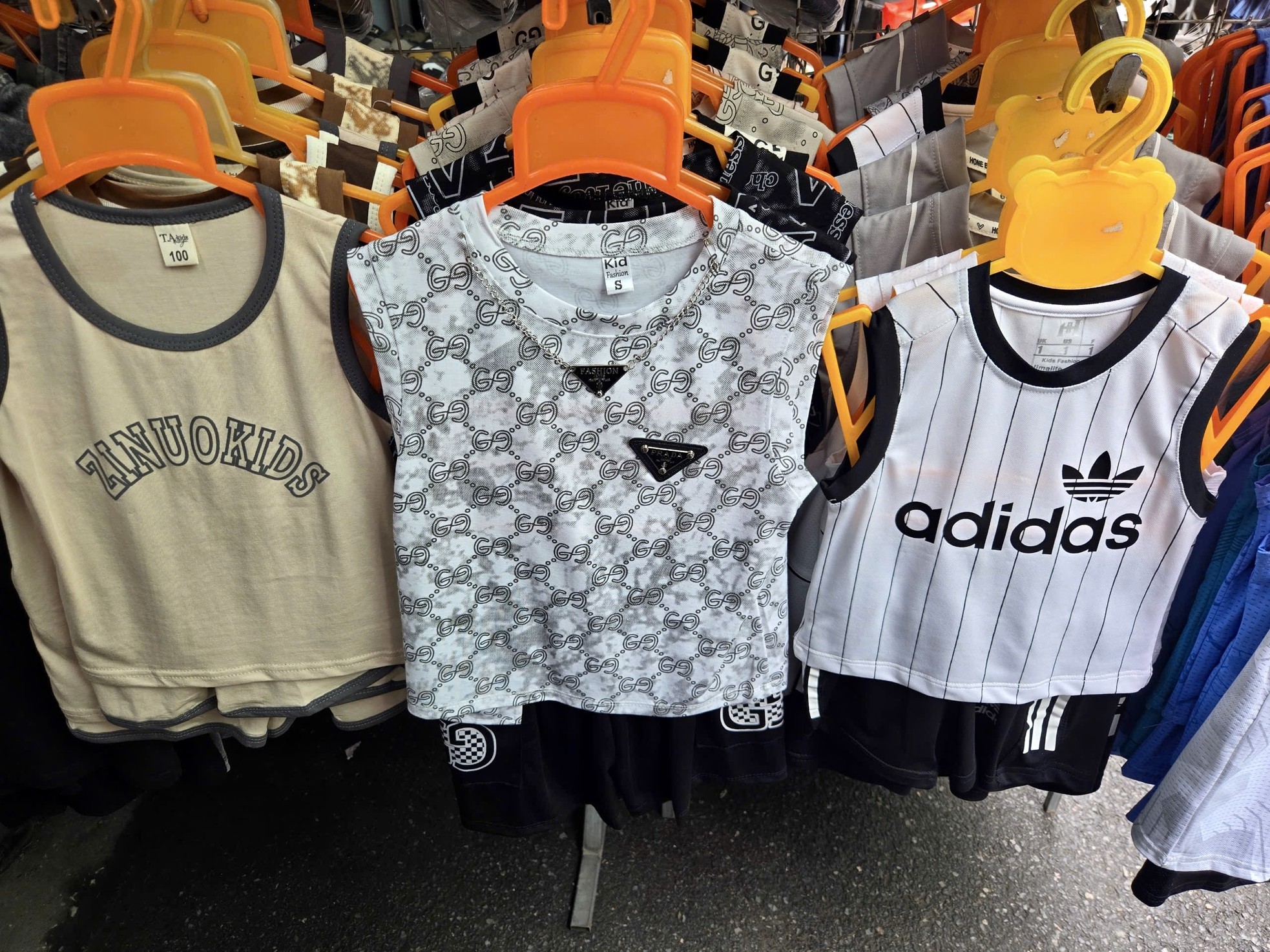 Bên trong khu chợ bán đồ gắn mác Dior, Gucci, Adidas giá vài chục nghìn đồng- Ảnh 13.