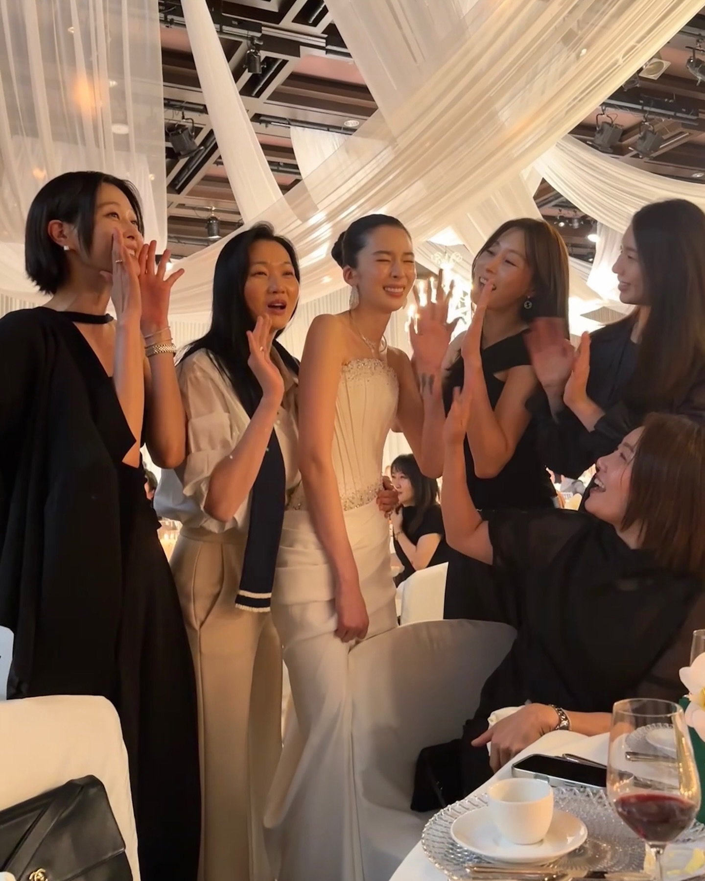 Tiệc cưới của Irene phủ kín MXH: Đại hội của dàn fashionista đình đám, bất ngờ nhất là mối quan hệ với Jessica- Ảnh 21.
