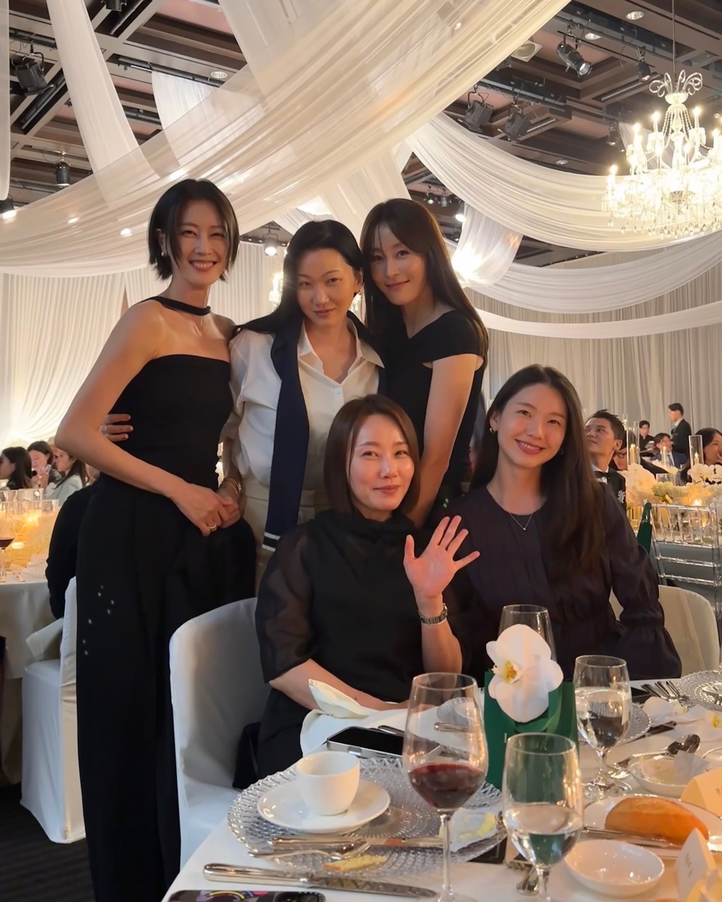 Tiệc cưới của Irene phủ kín MXH: Đại hội của dàn fashionista đình đám, bất ngờ nhất là mối quan hệ với Jessica- Ảnh 20.