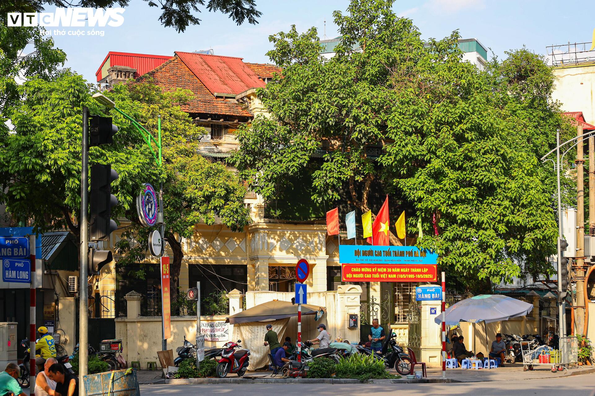 Vẻ đẹp trầm mặc của những biệt thự cổ giữa lòng Hà Nội- Ảnh 14.