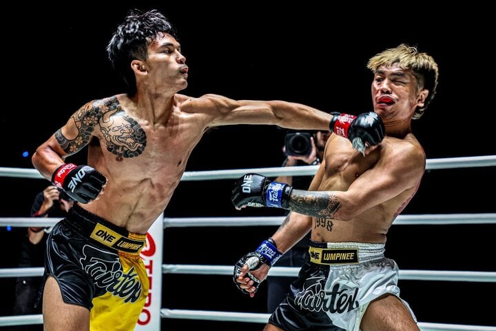 Suýt thua vì thách đối thủ đấm vào mặt, võ sĩ muay Thái tung 2 đòn hiểm lật kèo- Ảnh 1.