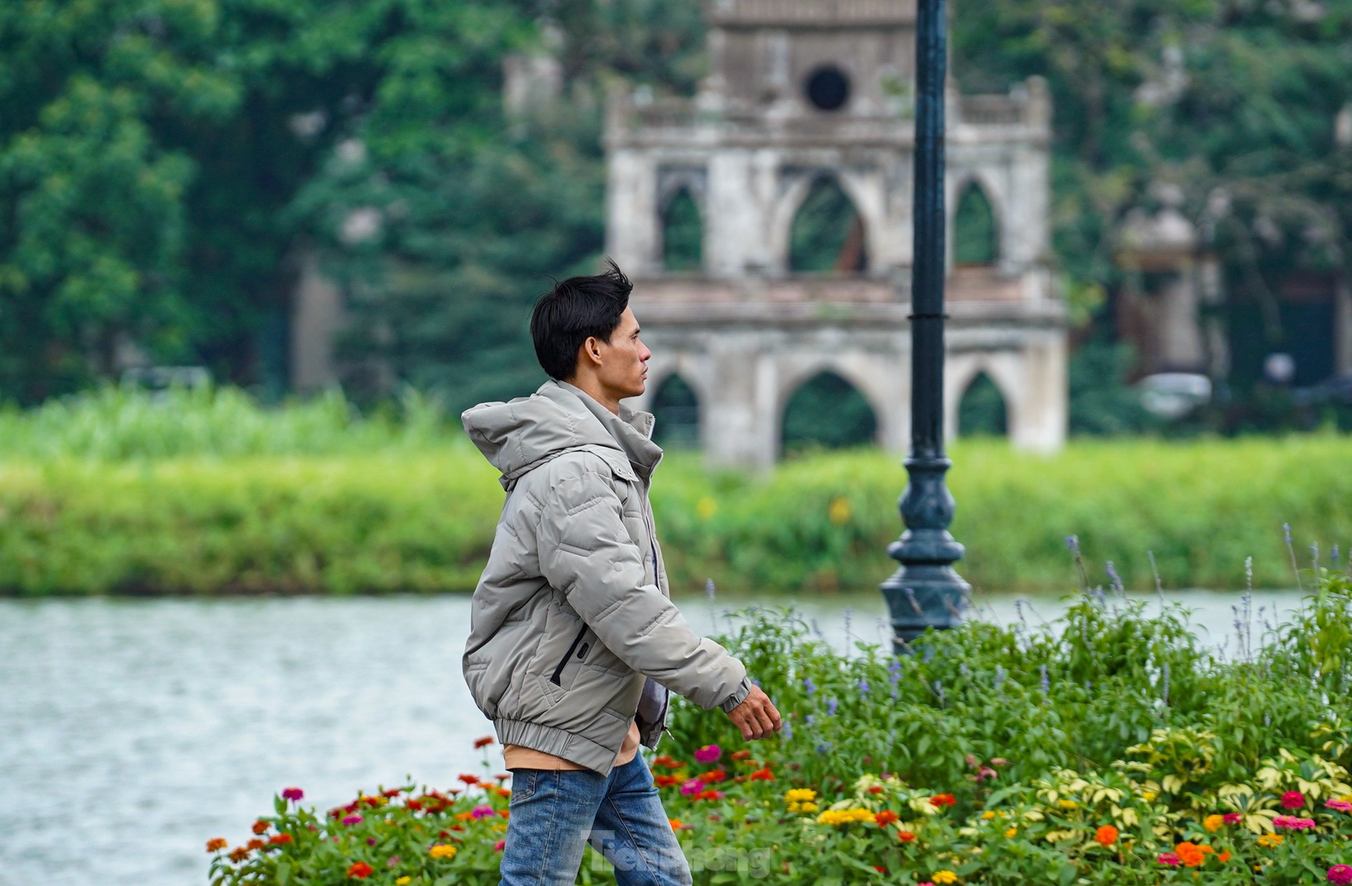 Mùa đông bất ngờ "ghé thăm" giữa hè Hà Nội- Ảnh 6.