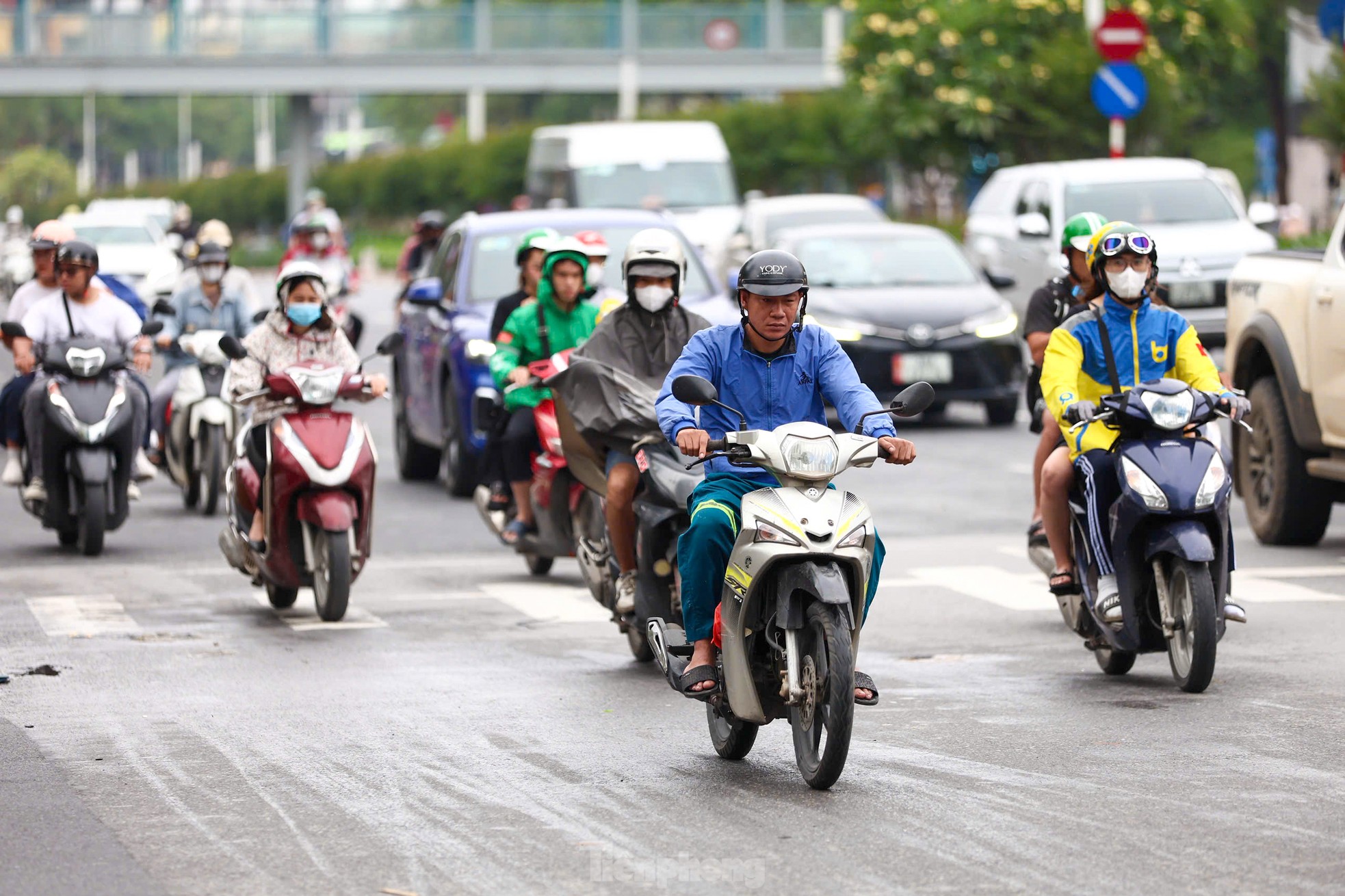 Mùa đông bất ngờ "ghé thăm" giữa hè Hà Nội- Ảnh 1.