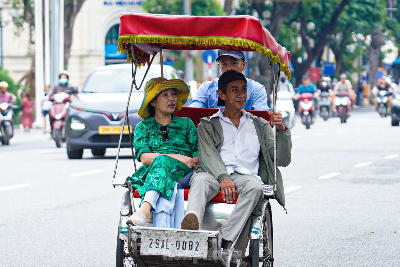 Mùa đông bất ngờ "ghé thăm" giữa hè Hà Nội- Ảnh 13.