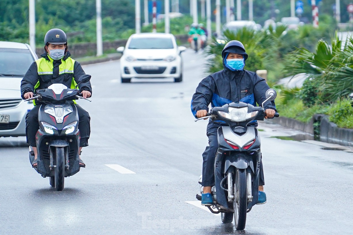 Mùa đông bất ngờ "ghé thăm" giữa hè Hà Nội- Ảnh 14.