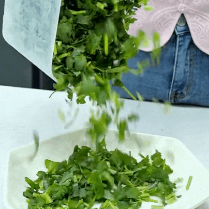 Bí quyết giữ rau thơm tươi lâu: Có nên trữ đông rau mùi (ngò rí)? Vì sao để tủ lạnh lại bị thâm đen?- Ảnh 11.