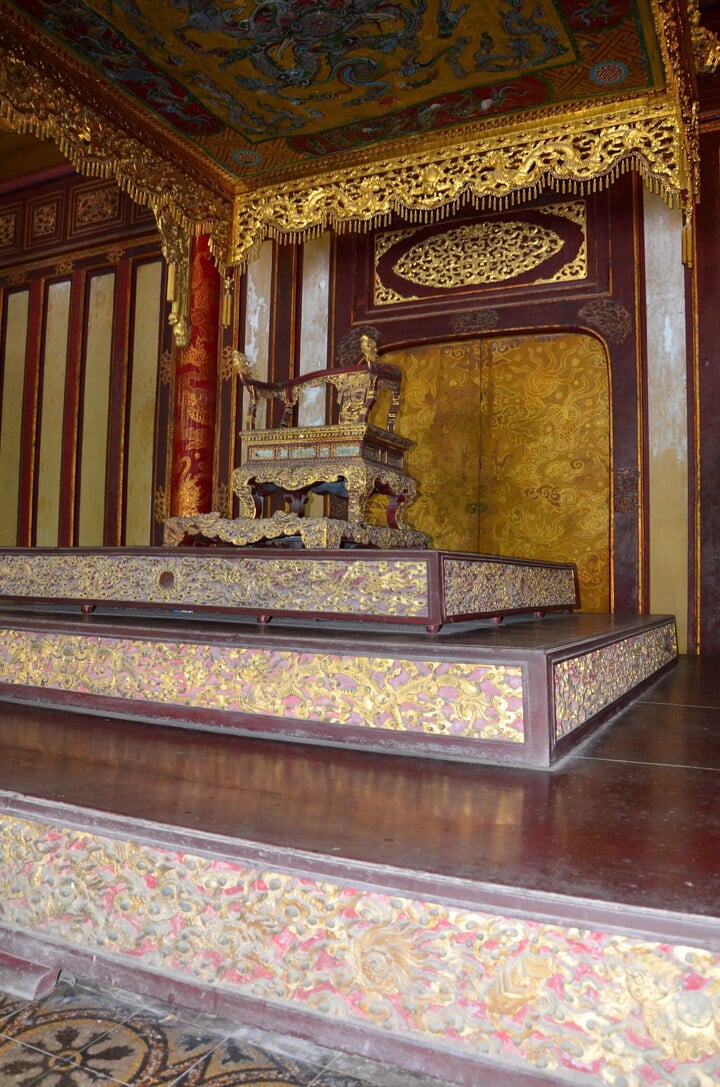 Cận cảnh ngai vàng triều Nguyễn hơn 200 năm tuổi vừa bị đập gãy- Ảnh 11.