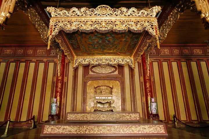 Cận cảnh ngai vàng triều Nguyễn hơn 200 năm tuổi vừa bị đập gãy- Ảnh 1.