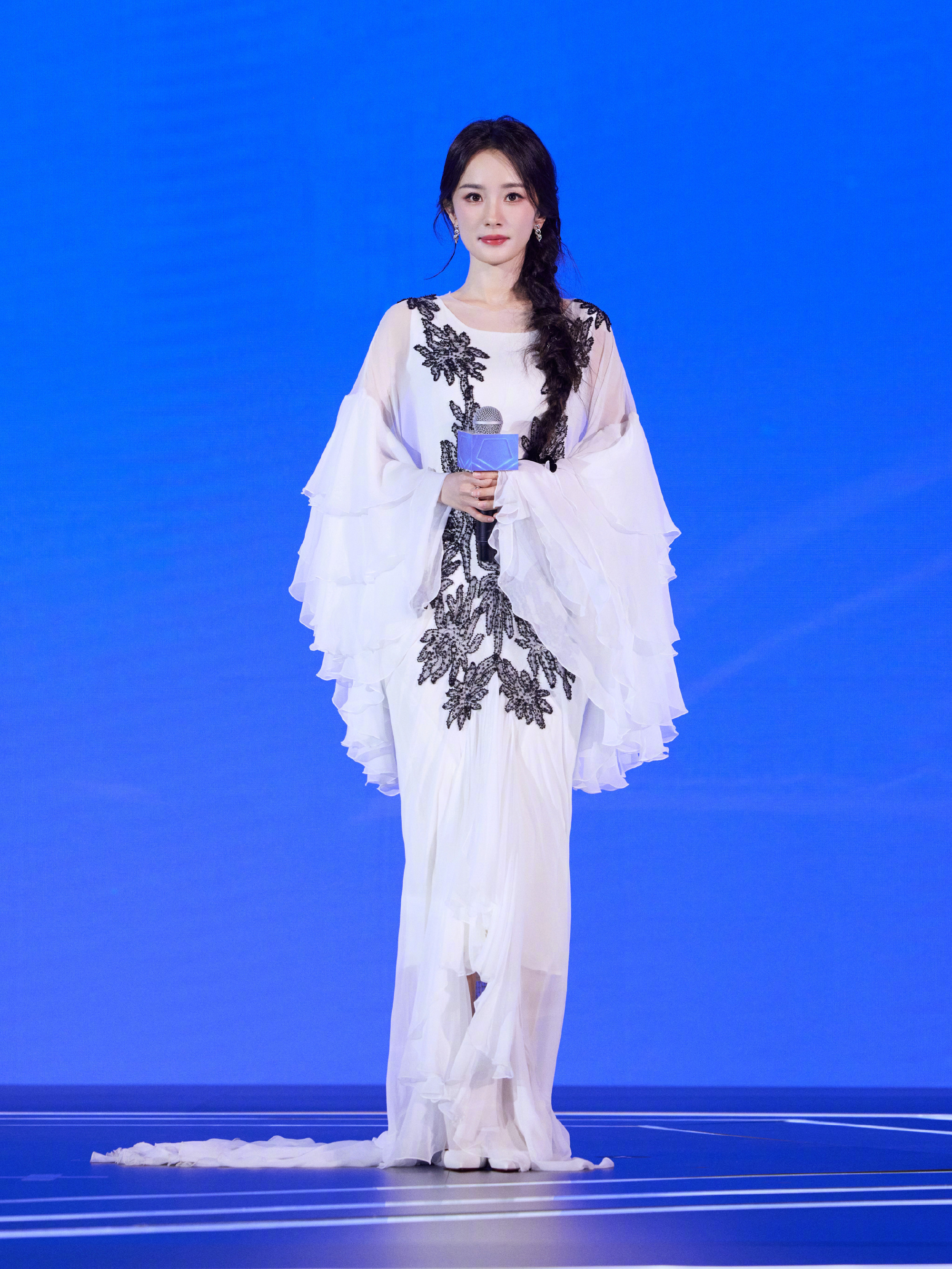 "Đại chiến" cam thường Cbiz: Triệu Lệ Dĩnh phờ phạc khó tin, Angelababy lộ ngực gầy trơ xương, Dương Mịch dư sức chấp cả 2!- Ảnh 10.