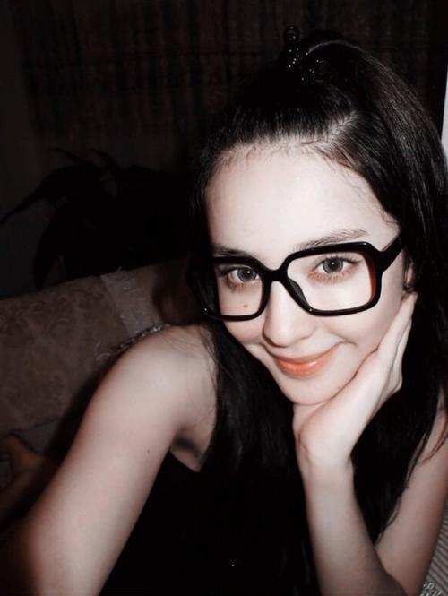 Lộ ảnh năm 16 tuổi của mỹ nhân Tân Cương đẹp nhất Cbiz, hàng triệu netizen tranh cãi: 