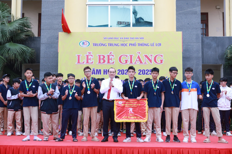 Không khí rộn ràng của thầy trò trong dịp bế giảng năm học- Ảnh 9.