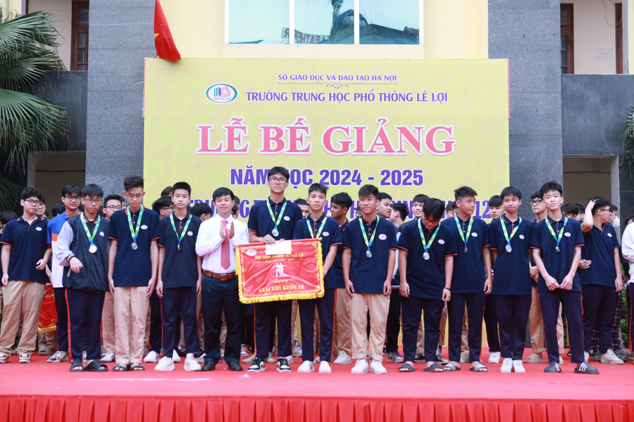 Không khí rộn ràng của thầy trò trong dịp bế giảng năm học- Ảnh 10.