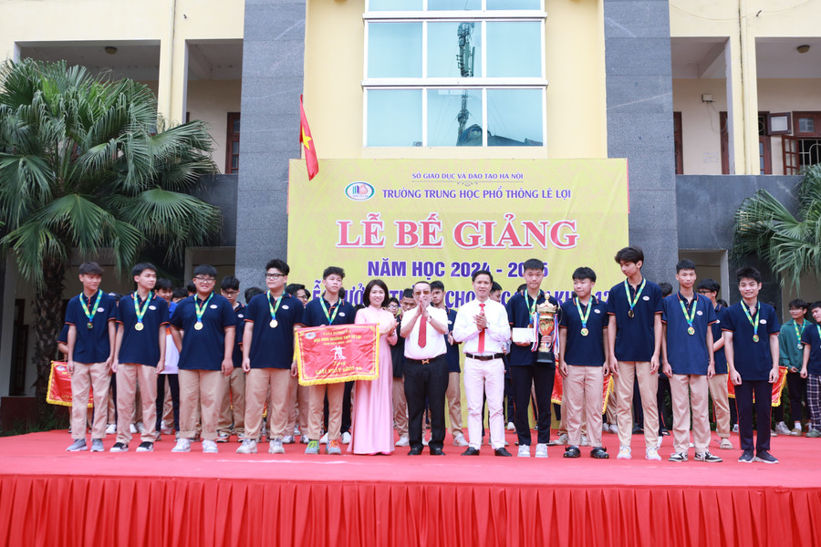 Không khí rộn ràng của thầy trò trong dịp bế giảng năm học- Ảnh 11.