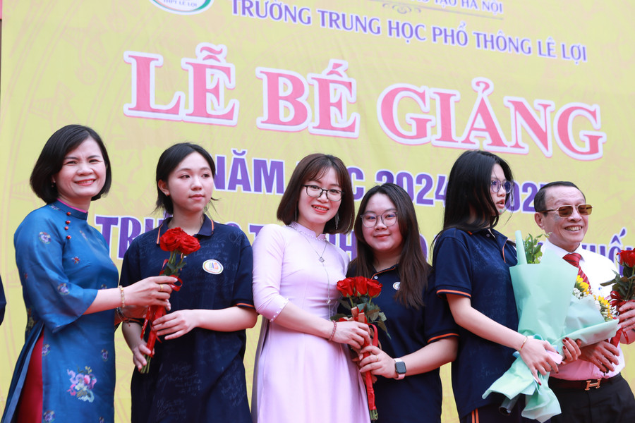 Không khí rộn ràng của thầy trò trong dịp bế giảng năm học- Ảnh 16.