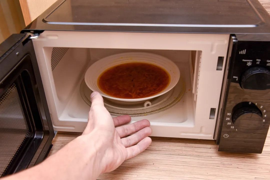 Tưởng "biết rồi khổ lắm nói mãi" vậy mà vẫn có người dùng lò vi sóng kiểu này mà không biết NGUY HIỂM kề bên- Ảnh 4.