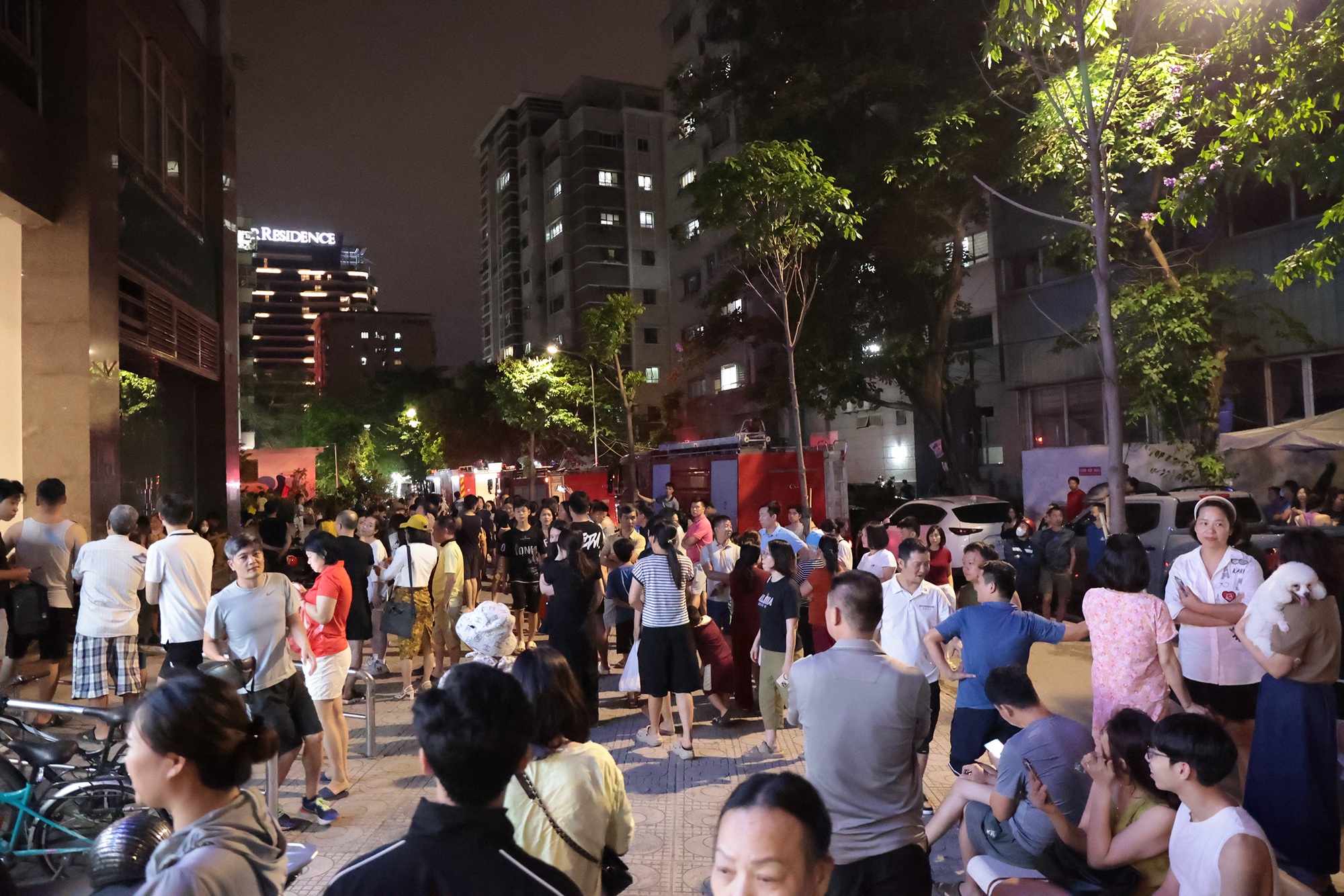 Hà Nội: Lửa bốc cháy ngùn ngụt tại một toà chung cư, người dân hoảng loạn tháo chạy- Ảnh 7.