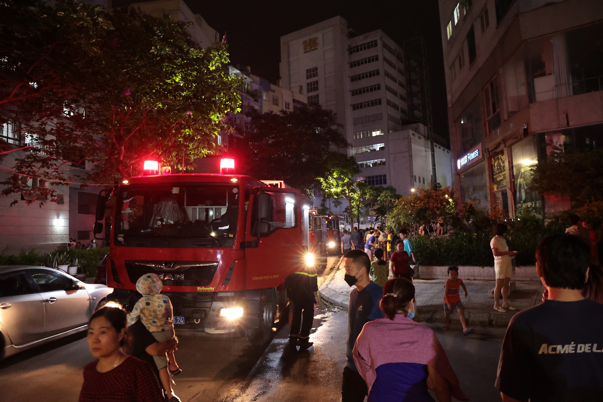 Hà Nội: Lửa bốc cháy ngùn ngụt tại một toà chung cư, người dân hoảng loạn tháo chạy- Ảnh 2.