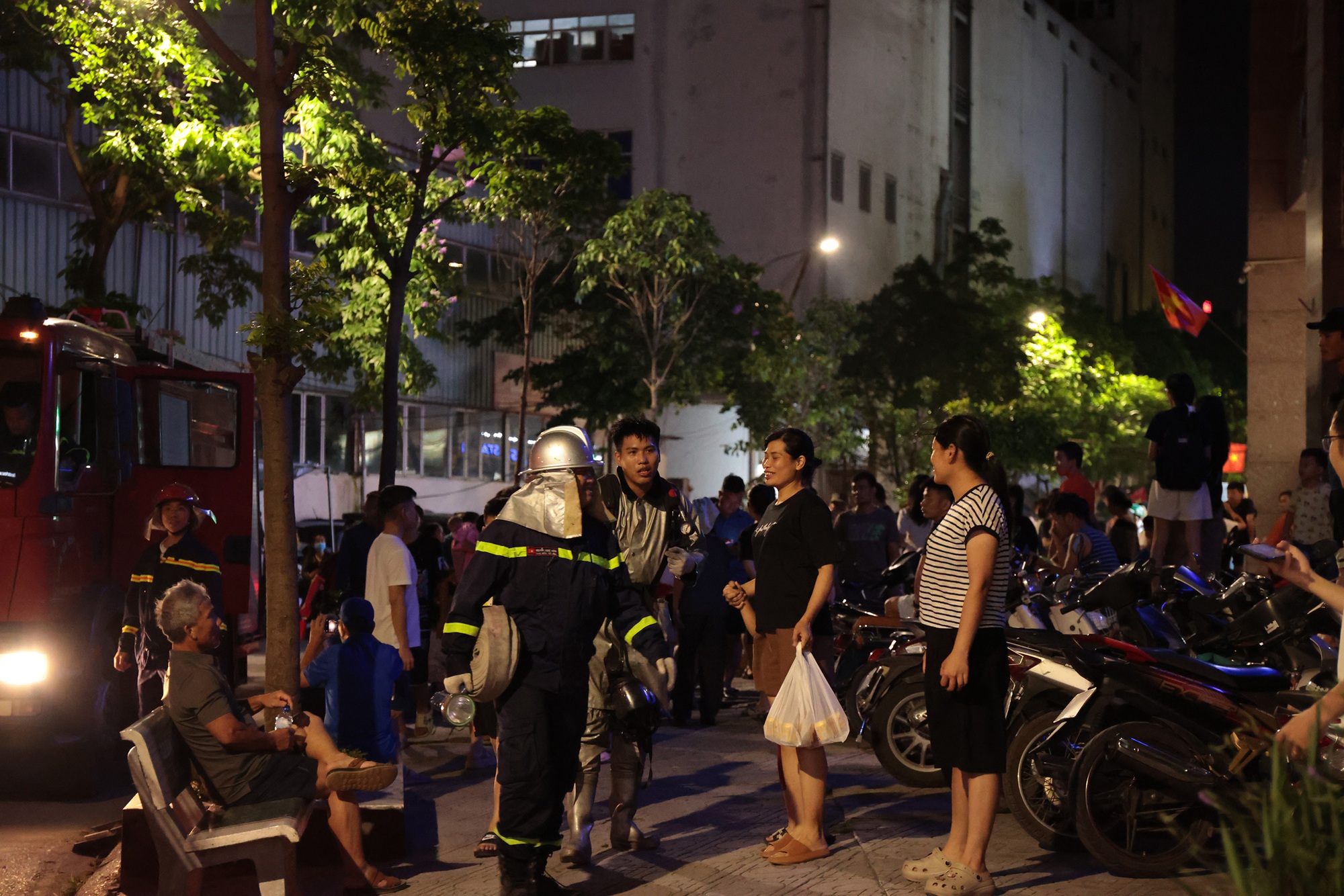 Hà Nội: Lửa bốc cháy ngùn ngụt tại một toà chung cư, người dân hoảng loạn tháo chạy- Ảnh 4.