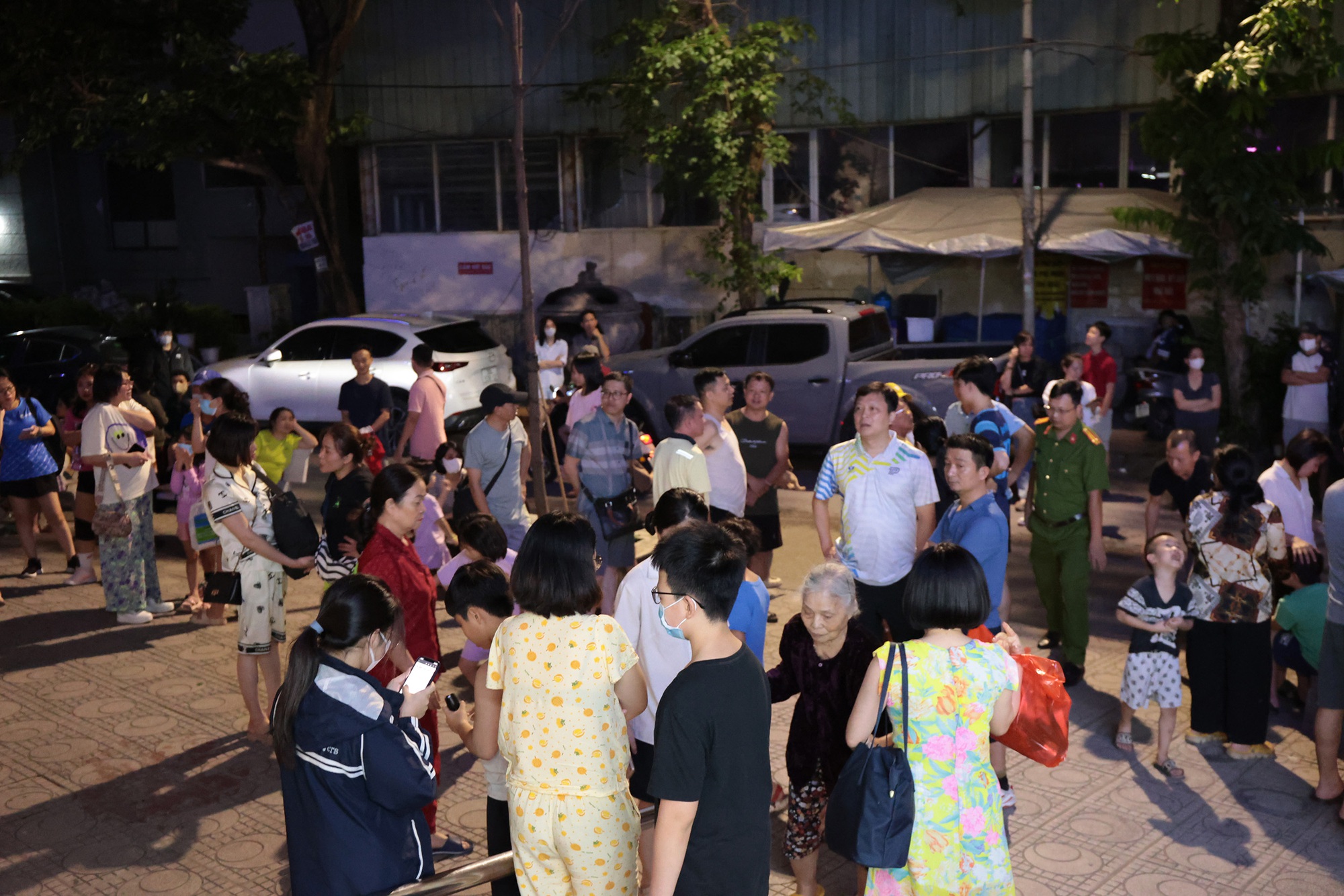 Hà Nội: Lửa bốc cháy ngùn ngụt tại một toà chung cư, người dân hoảng loạn tháo chạy- Ảnh 6.