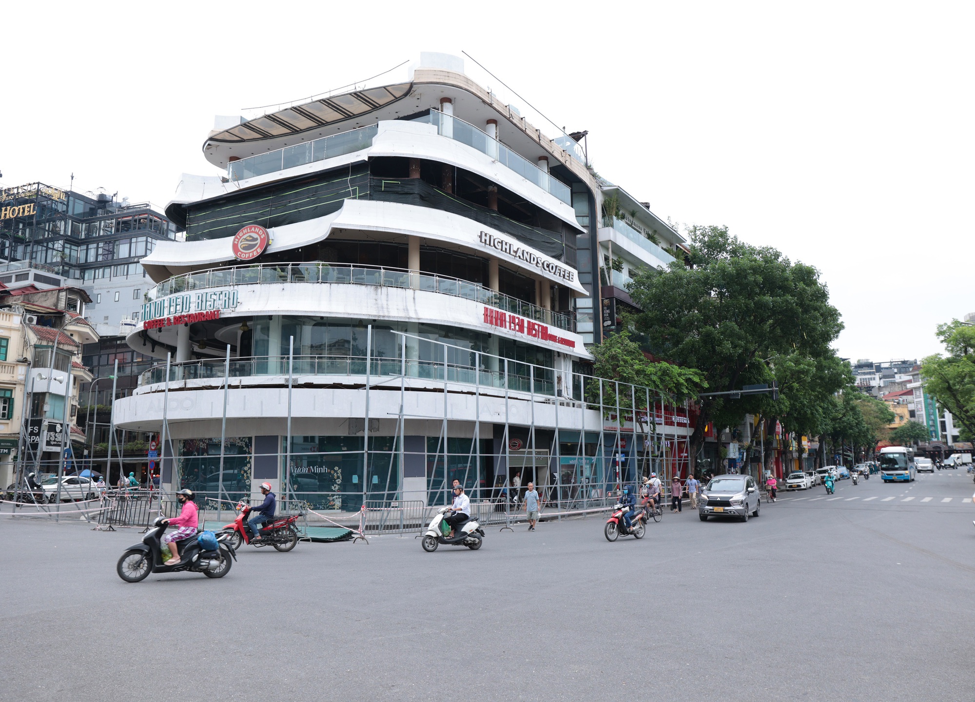 Những hình ảnh ngay lúc này ở Hàm Cá Mập khi bắt đầu dựng khung để tháo dỡ- Ảnh 8.