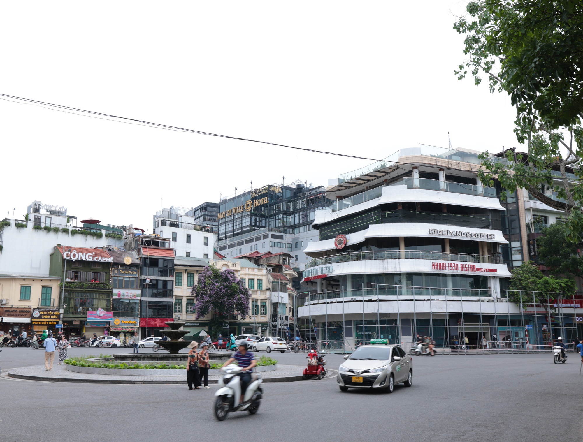 Những hình ảnh ngay lúc này ở Hàm Cá Mập khi bắt đầu dựng khung để tháo dỡ- Ảnh 1.