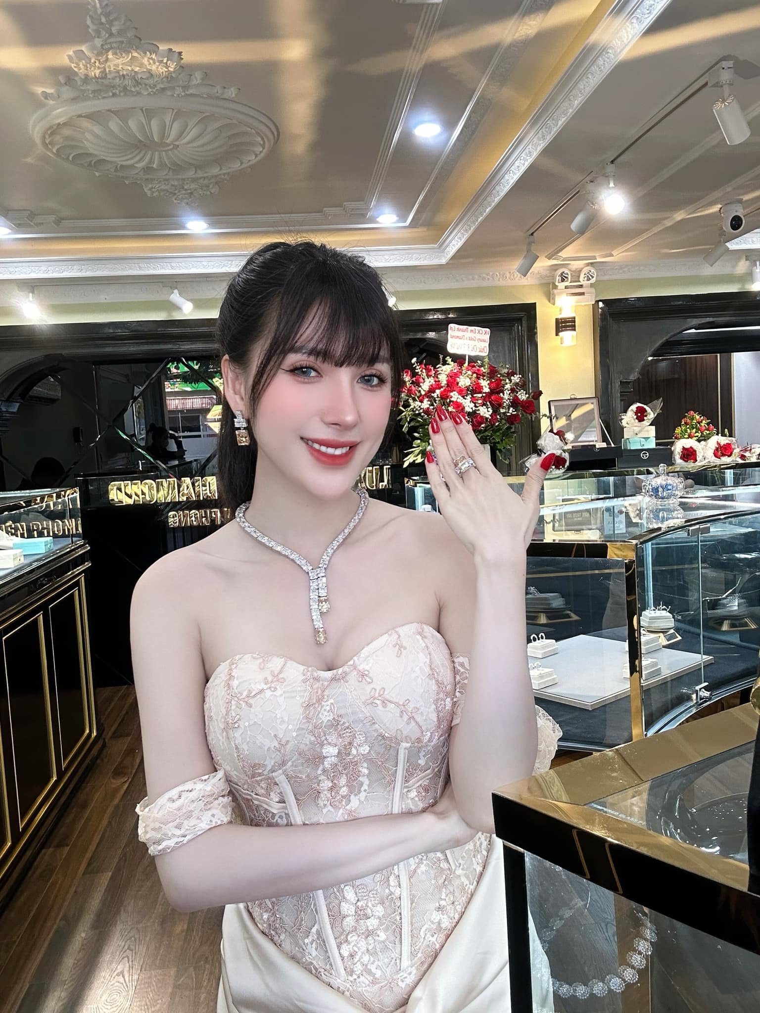 Ngân Collagen bị bóc phốt xài hột xoàn 