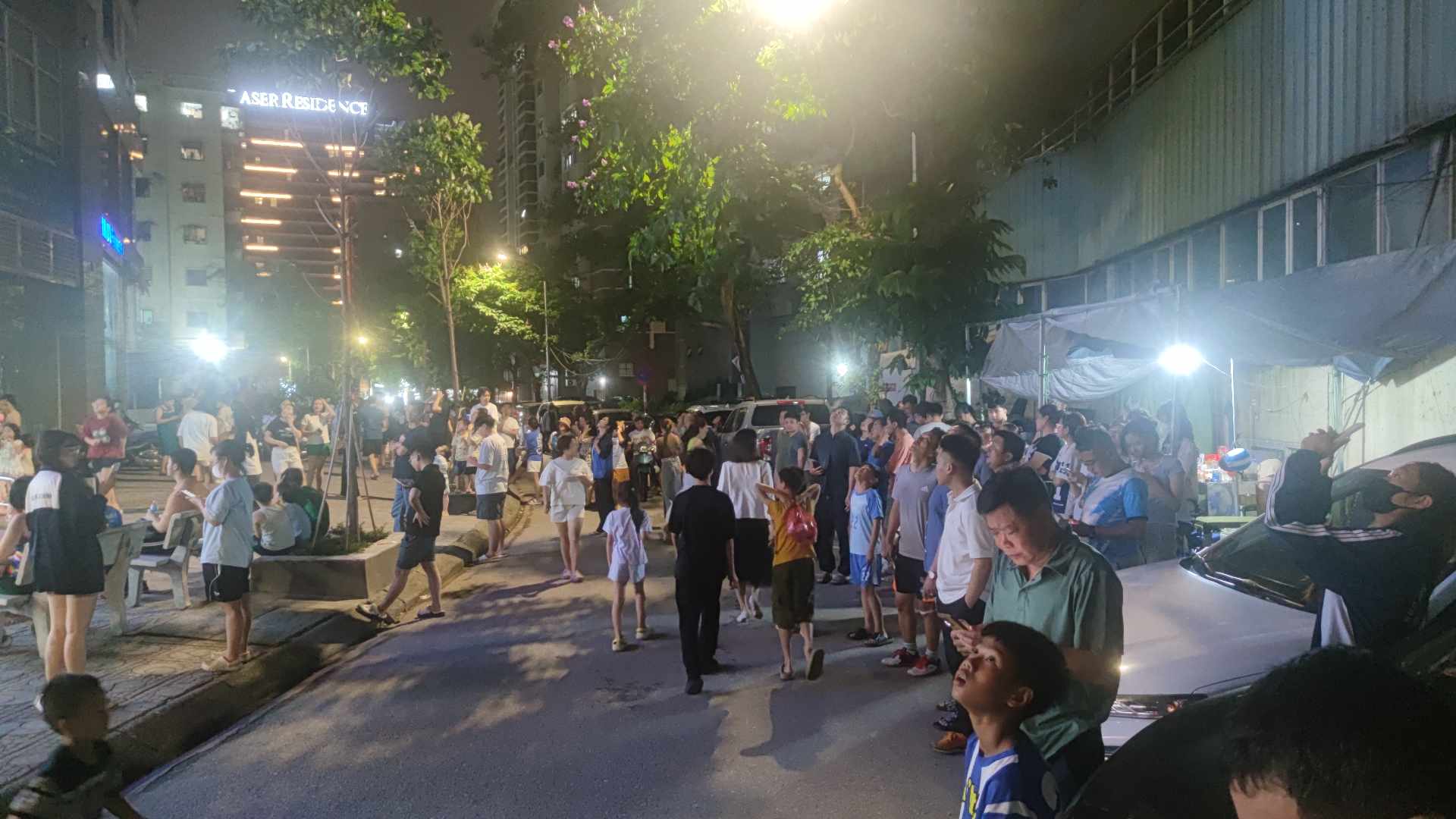 Cháy lớn ở tầng 27 chung cư C2 Xuân Đỉnh (Hà Nội), khói đen bốc nghi ngút- Ảnh 4.