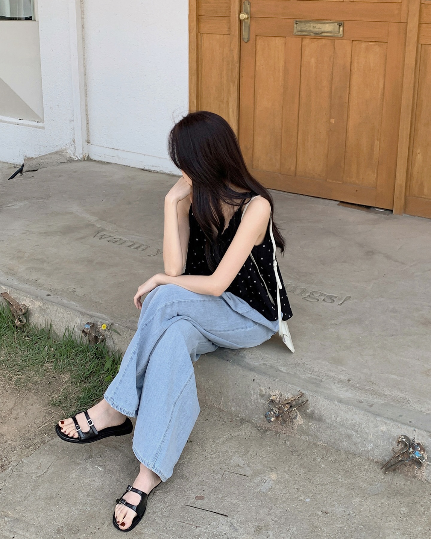 5 mẫu giày bệt phối với quần ống rộng sẽ hack tuổi cả set đồ, không lo bị dìm dáng- Ảnh 2.