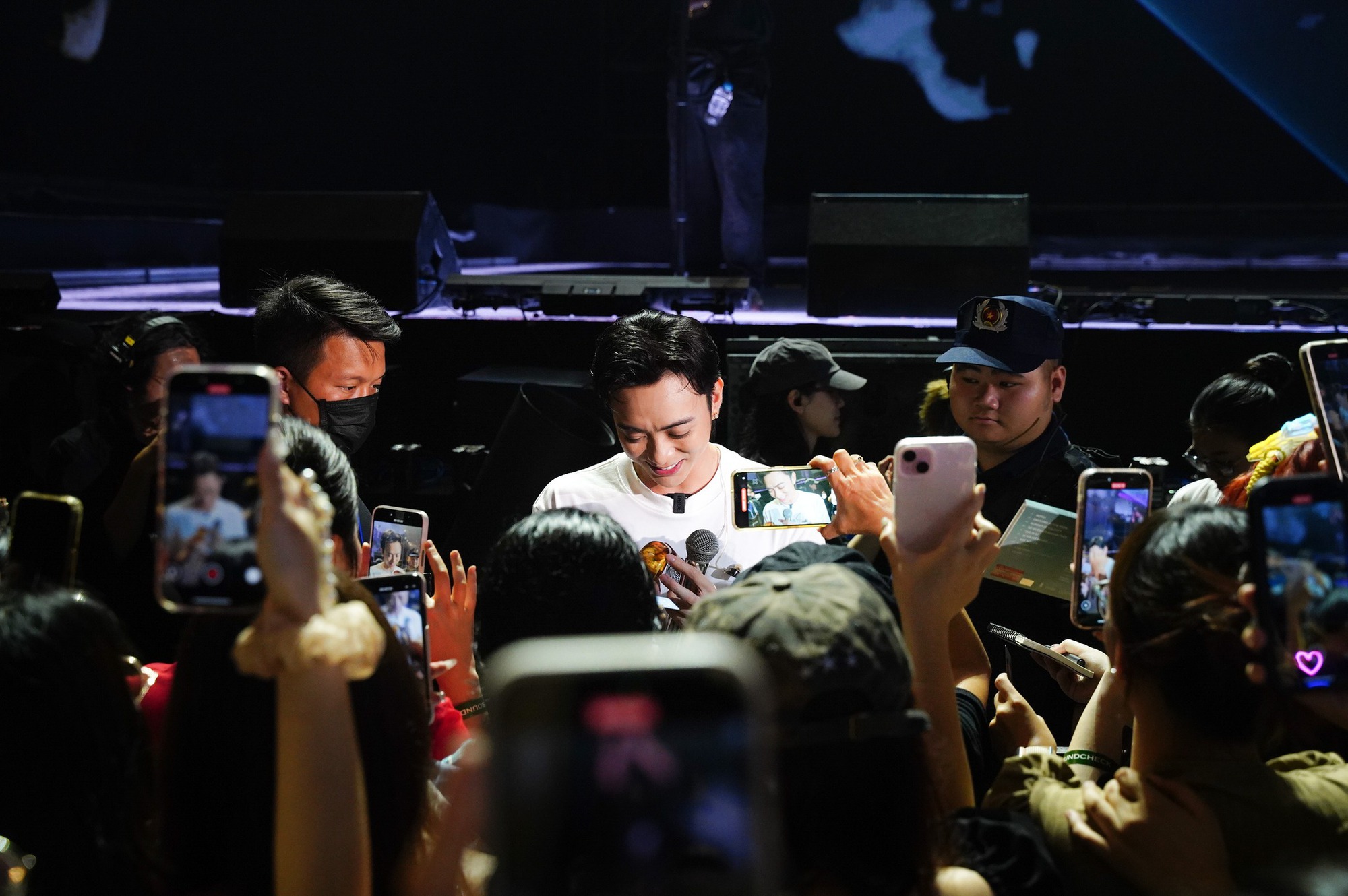 SOOBIN cho biết thế nào là toàn năng: Chơi nhạc cụ, đu dây, nhảy vinahouse đều "bung xoã" trong concert đầu tiên của sự nghiệp!- Ảnh 16.
