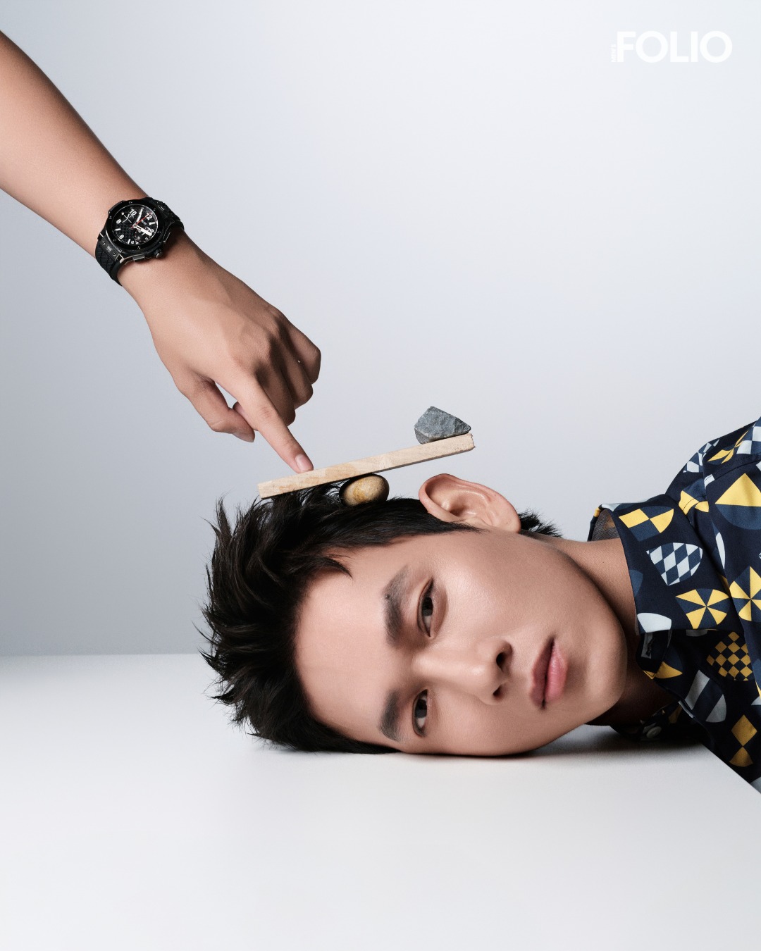 Tới Song Luân nằm chụp cũng dính drama: Concept y chang ảnh đế Yoo Ah In, khác nhau mỗi cái đồng hồ- Ảnh 2. Tới Song Luân nằm chụp cũng dính drama: Concept y chang ảnh đế Yoo Ah In, khác nhau mỗi cái đồng hồ- Ảnh 2.