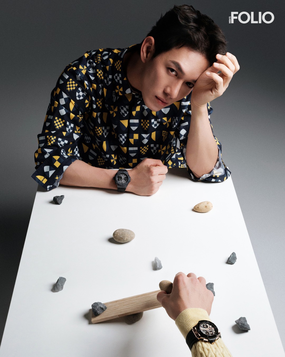 Tới Song Luân nằm chụp cũng dính drama: Concept y chang ảnh đế Yoo Ah In, khác nhau mỗi cái đồng hồ- Ảnh 5. Tới Song Luân nằm chụp cũng dính drama: Concept y chang ảnh đế Yoo Ah In, khác nhau mỗi cái đồng hồ- Ảnh 5.