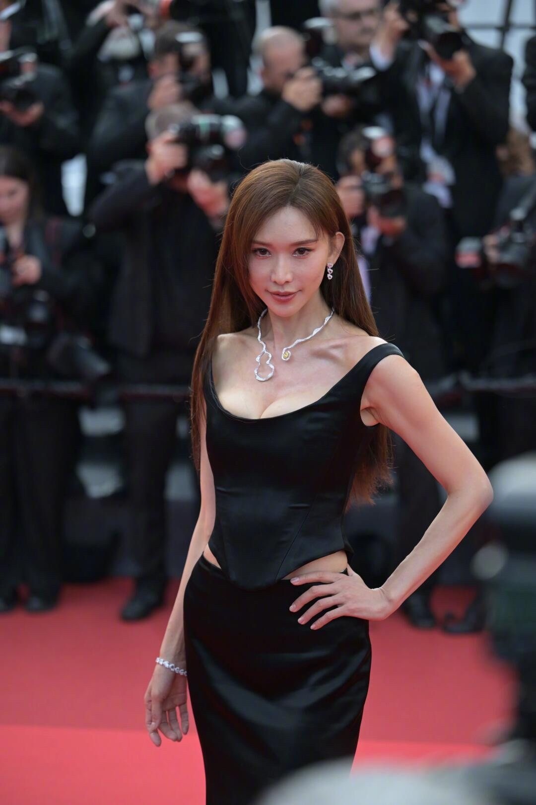 Ảnh “đệ nhất mỹ nhân Đài Loan” gầy gò đáng báo động tại Cannes gây sốc- Ảnh 4. Ảnh “đệ nhất mỹ nhân Đài Loan” gầy gò đáng báo động tại Cannes gây sốc- Ảnh 4.