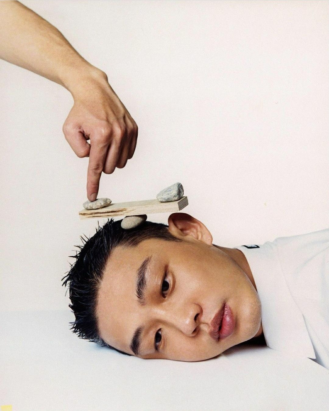 Tới Song Luân nằm chụp cũng dính drama: Concept y chang ảnh đế Yoo Ah In, khác nhau mỗi cái đồng hồ- Ảnh 1. Tới Song Luân nằm chụp cũng dính drama: Concept y chang ảnh đế Yoo Ah In, khác nhau mỗi cái đồng hồ- Ảnh 1.
