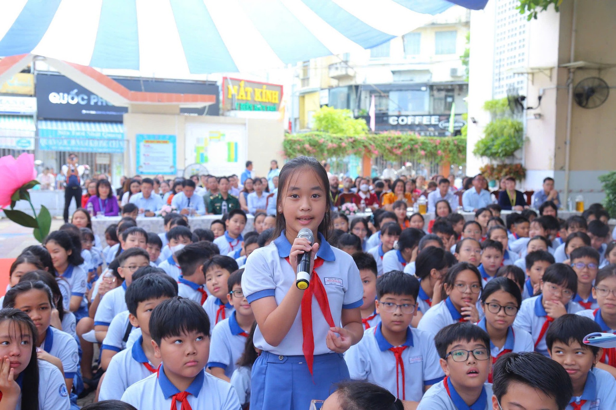 Bất ngờ tại lễ tổng kết năm học: Phụ huynh cũng được vinh danh- Ảnh 1.
