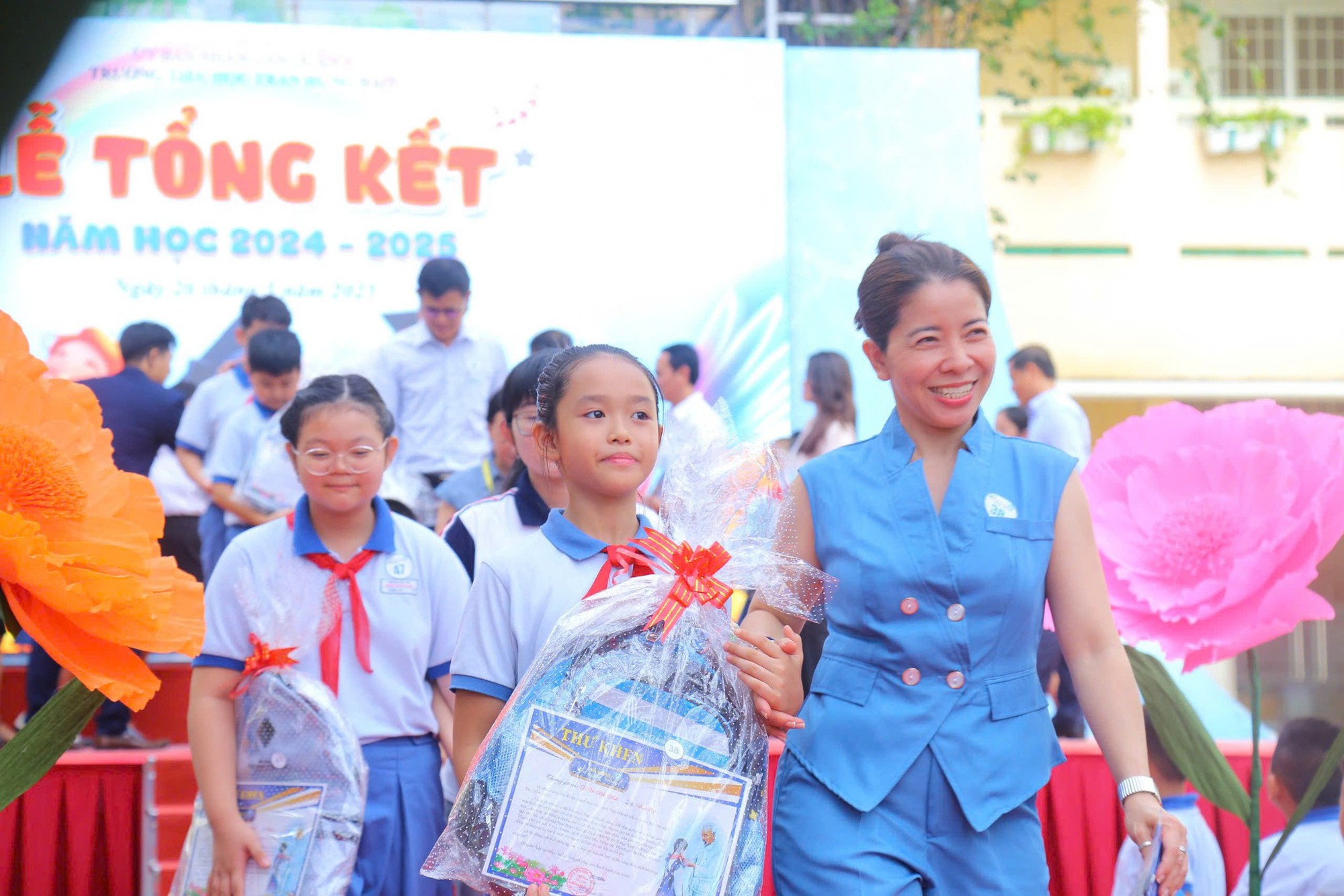 Bất ngờ tại lễ tổng kết năm học: Phụ huynh cũng được vinh danh- Ảnh 3.